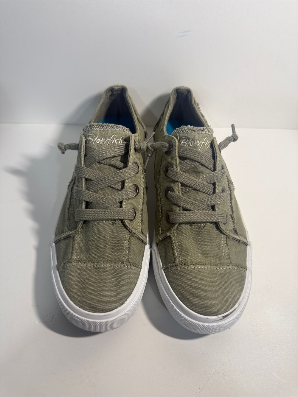 Blowfish woman Olive Green Canvas Low-Top Sneakers. Size 9 25.5 cm
